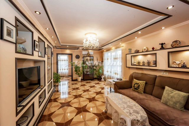 Дом 631,3 м² на участке 19,8 сот.