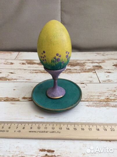 Яйцо деревянное на подставке