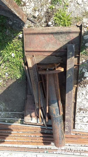 Труба металлическая и другой металл, Топор и Коса