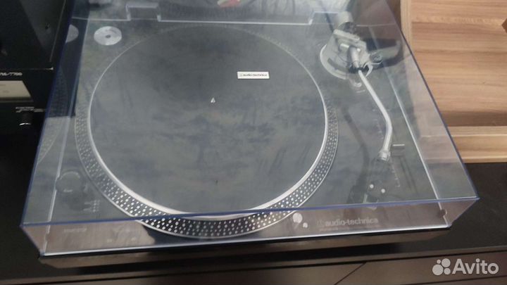 Виниловый проигрыватель