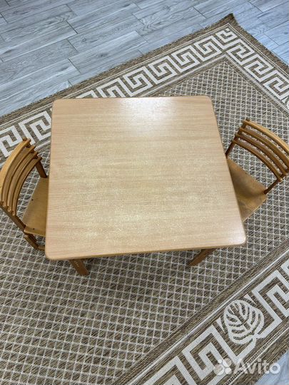 Детский стол и 2 стульчика