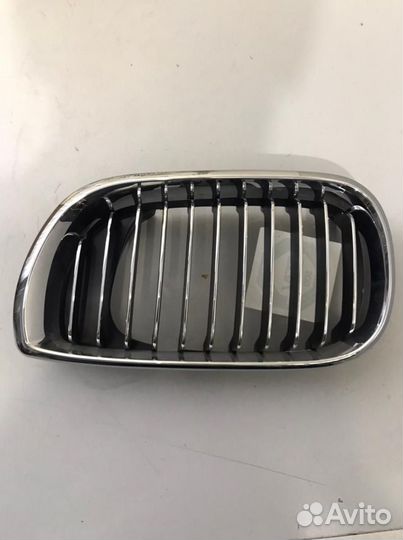 Решетка радиатора левая E46