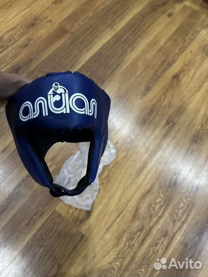 Спортивный инвентарь: перчатки, шлем