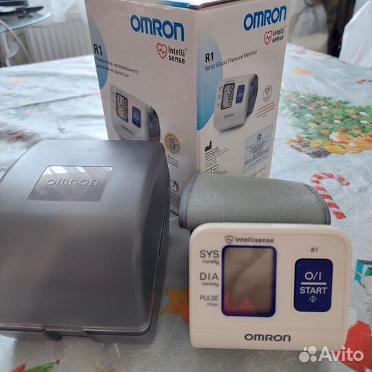 Тонометр на запястье omron