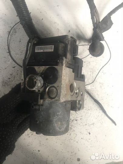 Блок abs передний Nissan Tino HV10 SR20DE