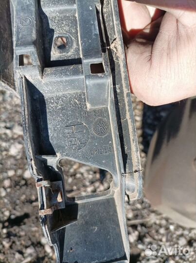 Кронштейн заднего бампера правый Volkswagen Touran