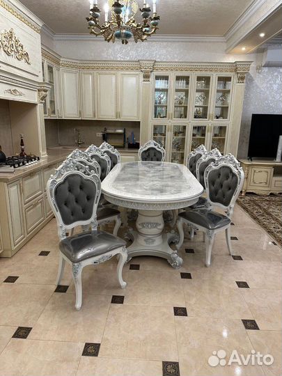 Кухонный стол и стулья новые