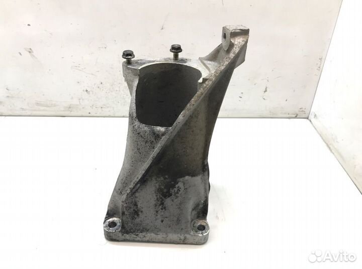 Кронштейн полуоси Volkswagen Sharan 2.0 I 2001