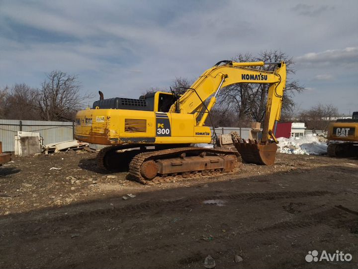Гусеничный экскаватор Komatsu PC300-8M0, 2015