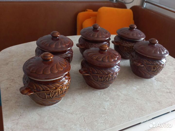 Набор керамических горшков с крышками