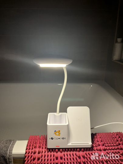 Беспроводная зарядная станция со светильником