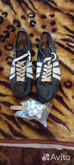 Футбольные бутсы и кимано