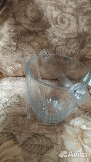 Емкость ввиде ведерки для льда, с щипцами