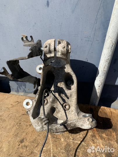 Кулак со ступицей передний правый BMW F20