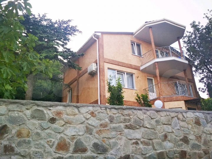 Дом 180 м² на участке 5 сот.