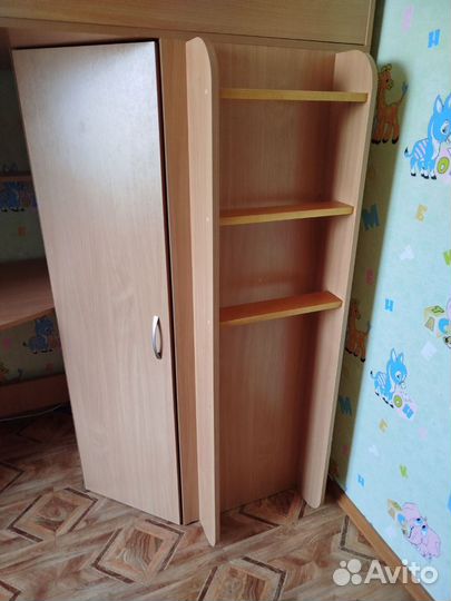 Детская кровать чердак со столом и шкафом
