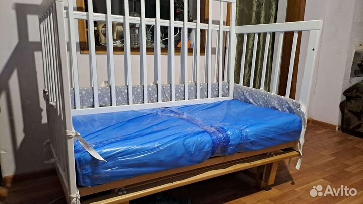 Детская кроватка с маятником