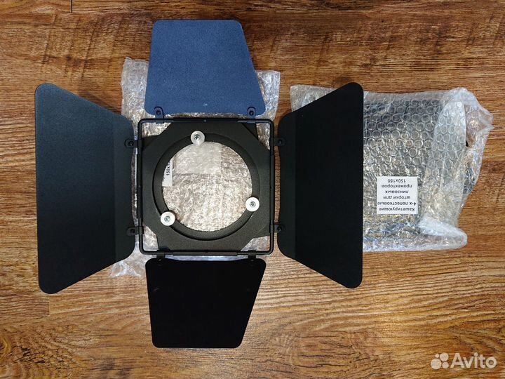 Кашетирующая лепестковая шторка для прожектора