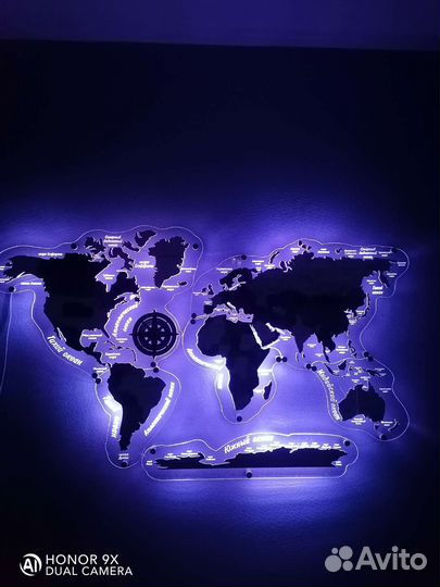 Многоуровневая карта мира с неоновой подсветкой