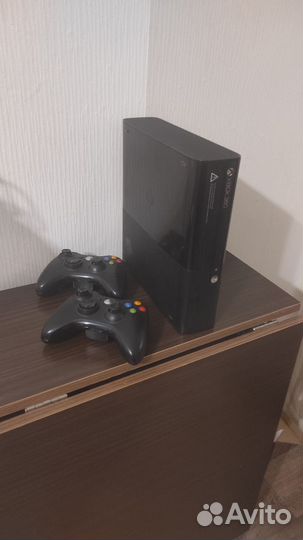 Xbox 360 прошитый (10+ игр) + 2 геймпада + игра в