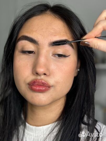 Модель на брови