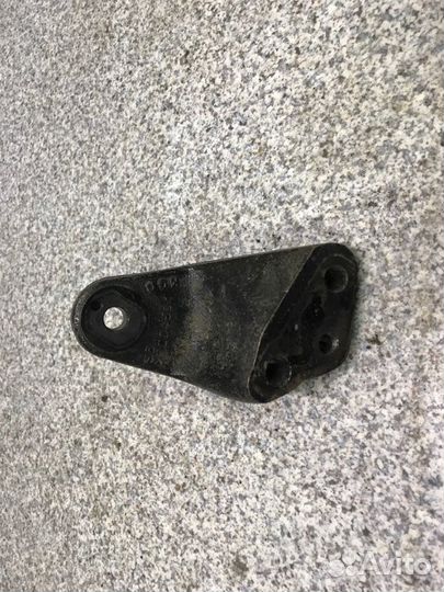 Кронштейн двс прав. Hyundai Solaris