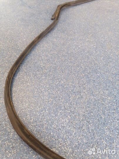 Уплотнитель двери передний правый Toyota Corolla