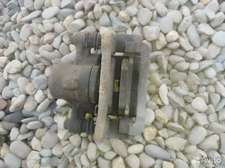Задний левый тормозной суппорт toyota corolla