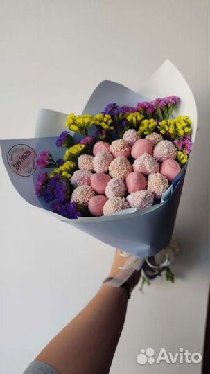 Букет из клубники в шоколаде + цветы)