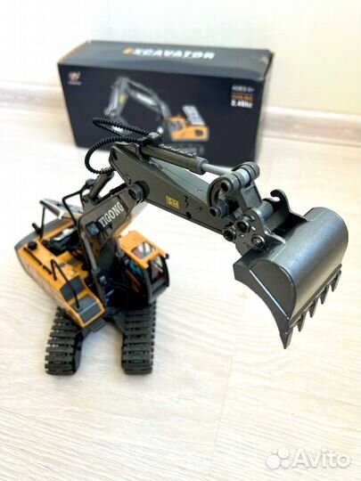 Экскаватор игрушка на пульт управлении