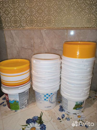 Банки стеклянные и ведёрки