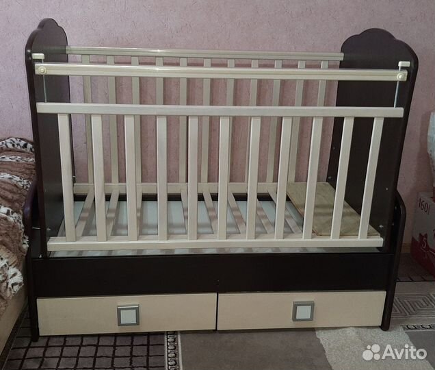 Детская кроватка с маятником