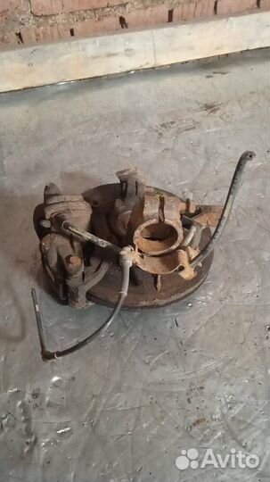 Кулак передний левый Citroen Xsara Picasso 2003