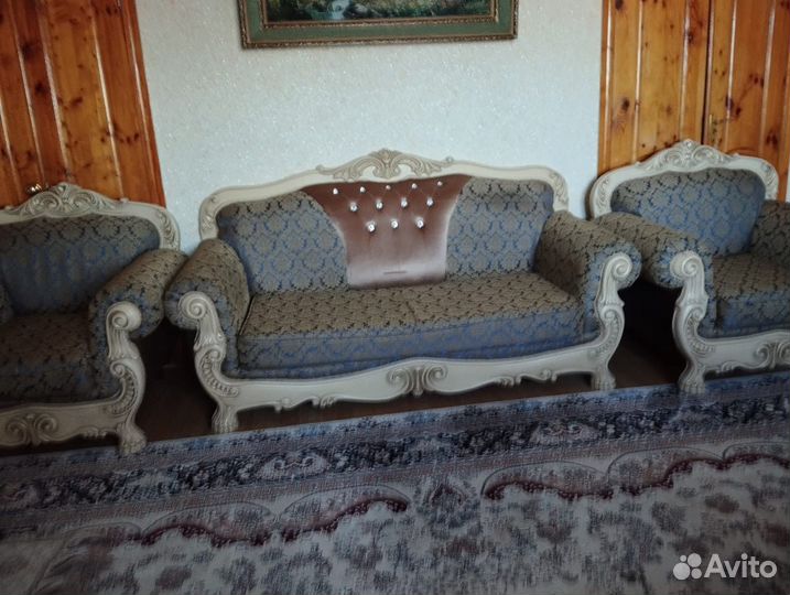 Холл с двумя креслами