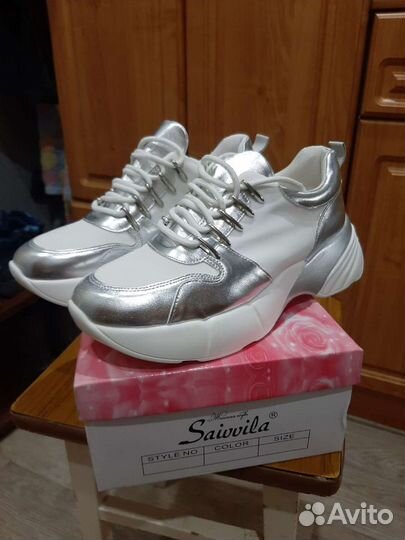 Кроссовки женские