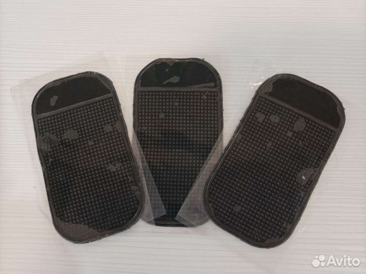 Коврики для телефона на торпеду