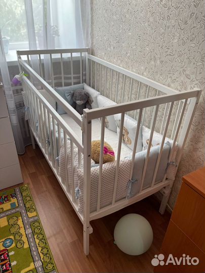 Детская кроватка с маятником