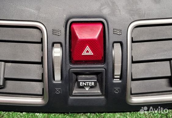 Кнопка аварийной сигнализации на Subaru Forester
