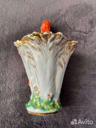 Статуэтка фарфор,Колхозница со снопами