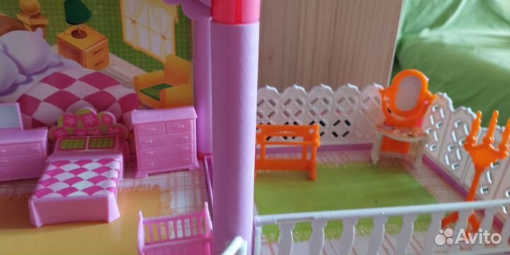 Кукольный домик с мебелью и куклами