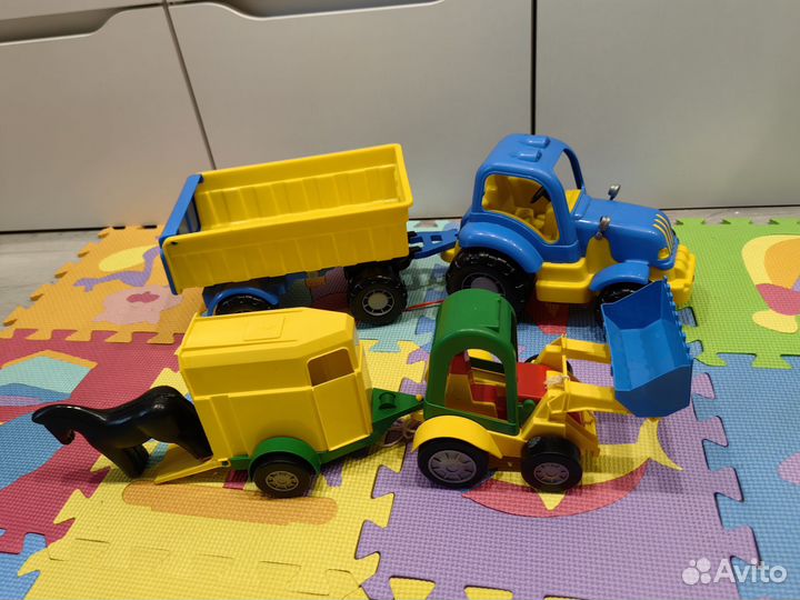 Трактор большой и средний с прицепом 