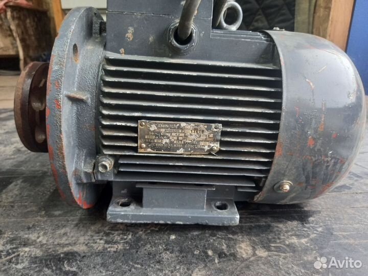 Продам электродвигатель тип ир100S2У3 4 кв 380 В
