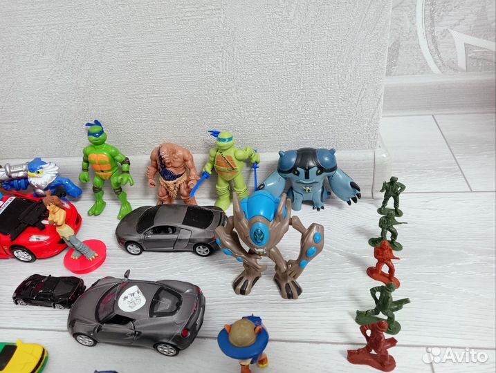 Детские игрушки машины и роботы