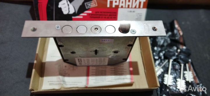 Замок дверной