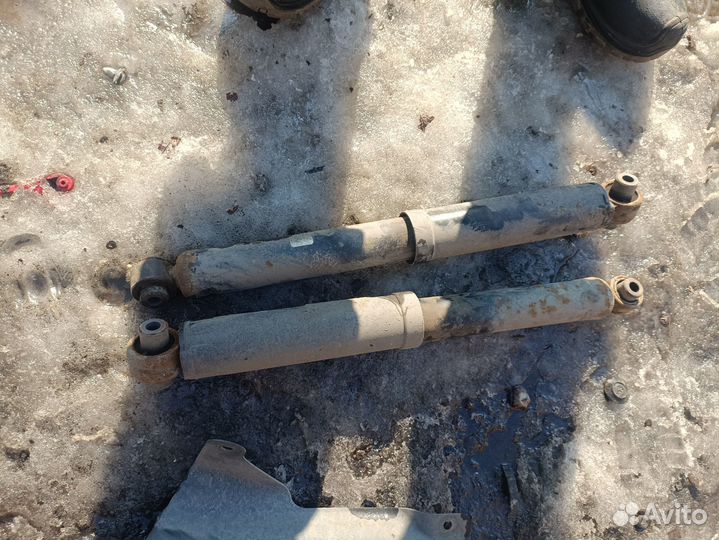 Задние амортизаторы Nissan X-Trail T31