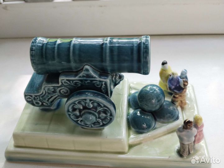 Фарфоровая статуэтка зик