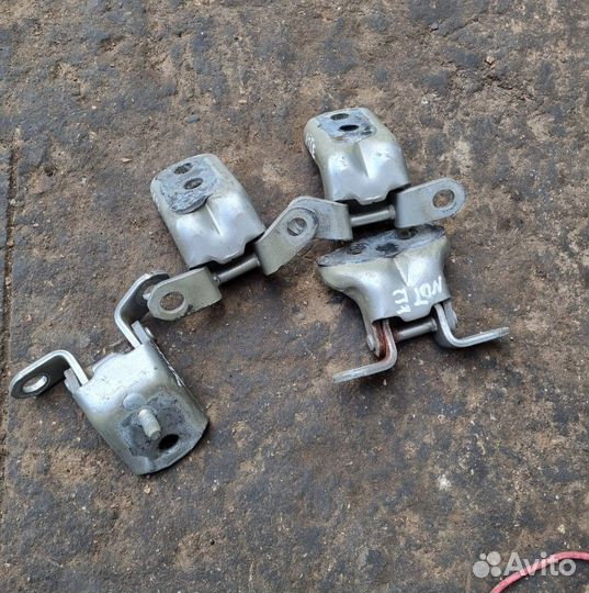 Петля двери Nissan Note