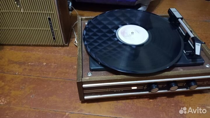 Проигрыватель винила СССР+111 пластинок.Обмен