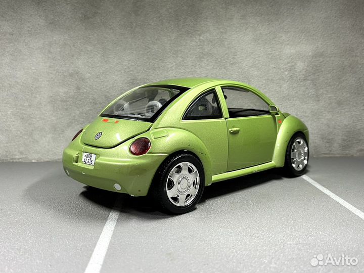 Модель автомобиля VW New Beetle 1998 1:18 Bburago