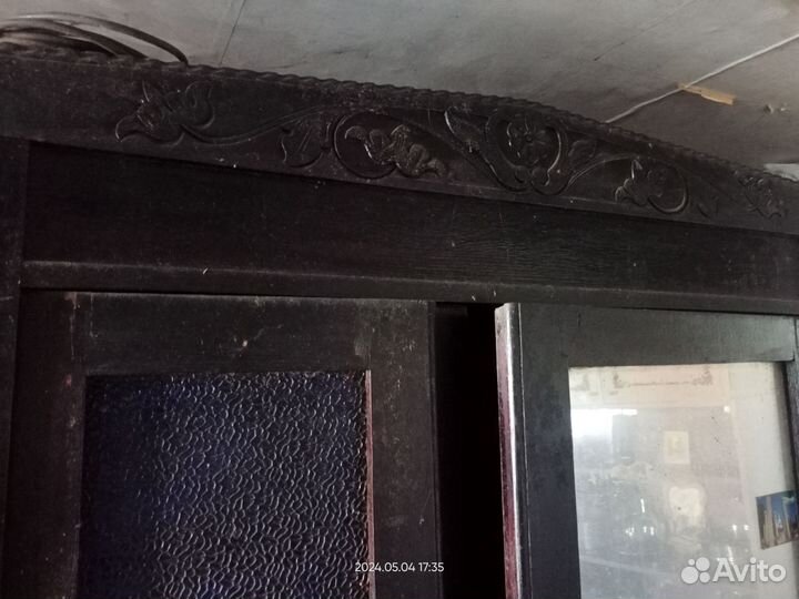 Старинный шкаф